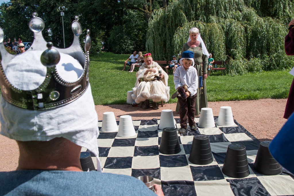 Podczas otwarcia turnieju uniejowski Zespół Tańca Dawnego Dworzanie przybliżył historię gry w szachy.